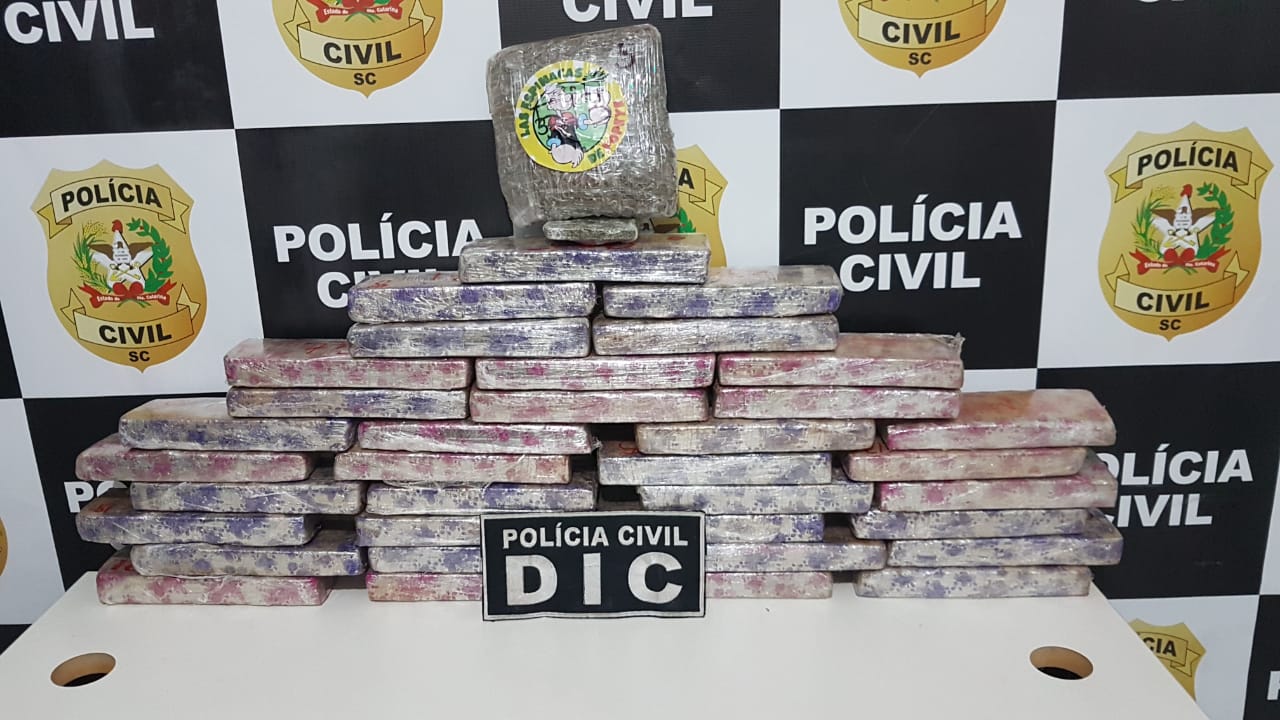 Pol Cia Civil Apreende Cerca De Quilos De Maconha Prensada E Meio