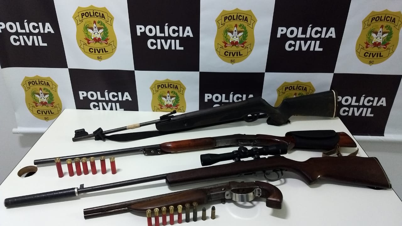 Pol Cia Civil Apreende Quatro Armas De Fogo E Prende Duas Pessoas No