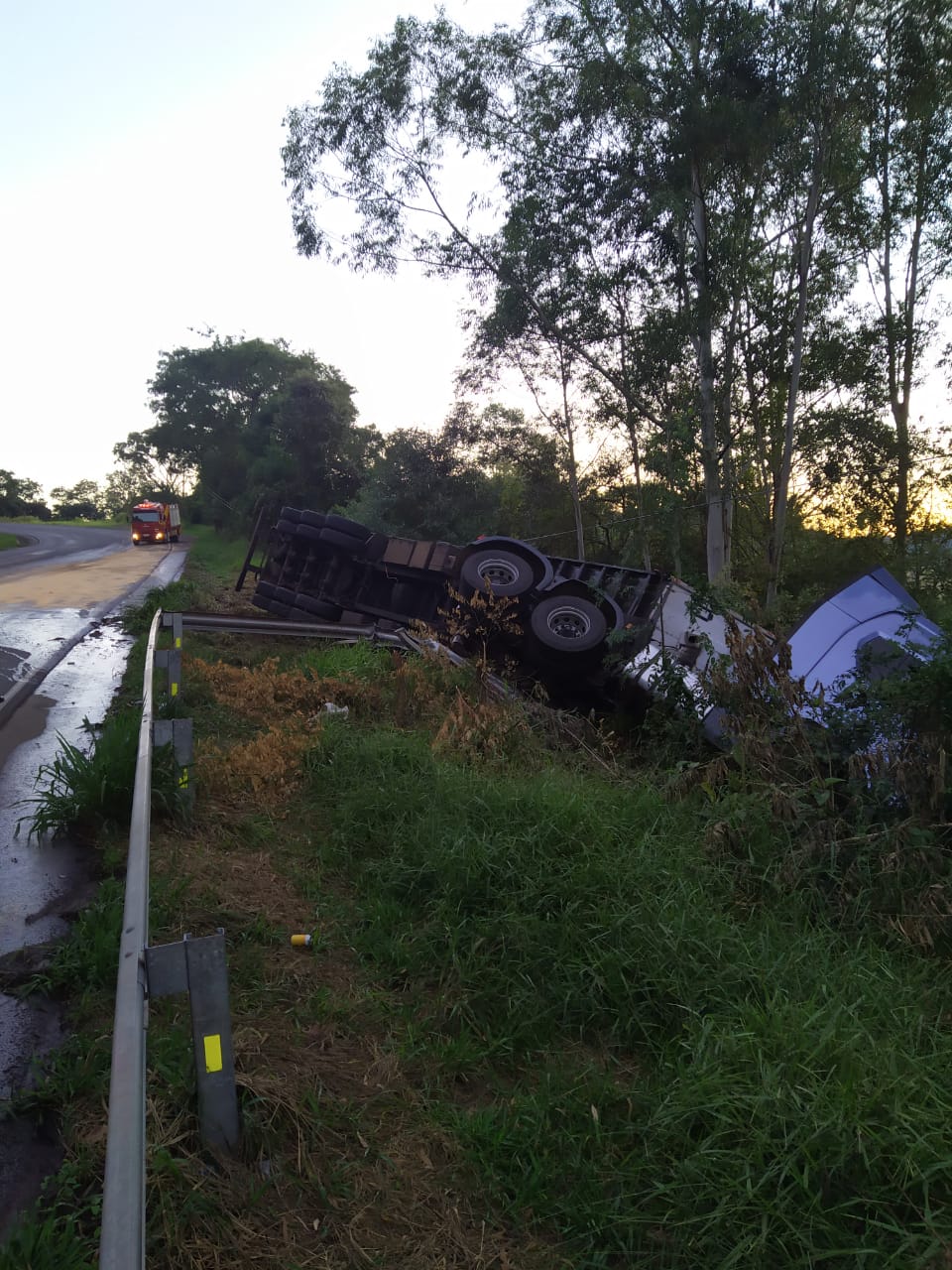 Caminh O Sai Da Pista E Tomba Na Rodovia Sc Not Cias Chapec Org