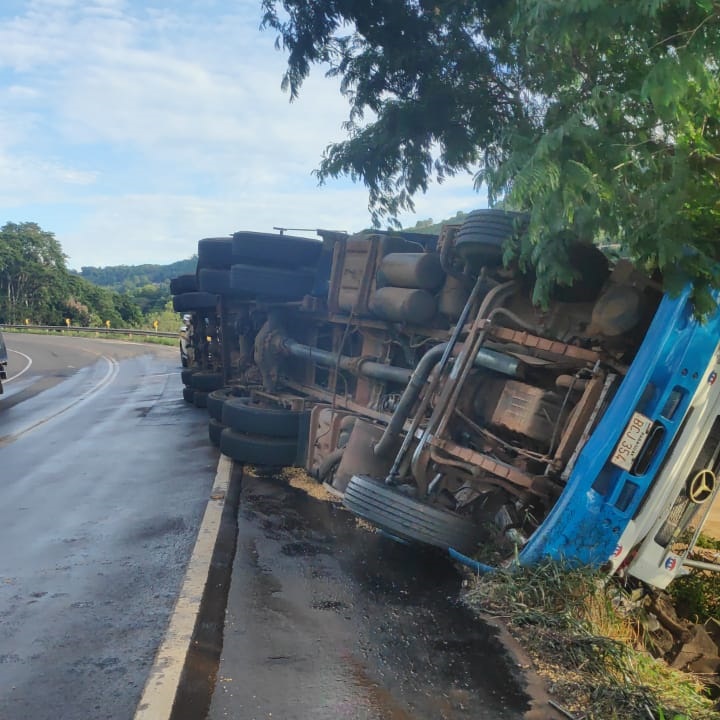 Caminhoneiro de 28 anos fica preso às ferragens em acidente em Campo