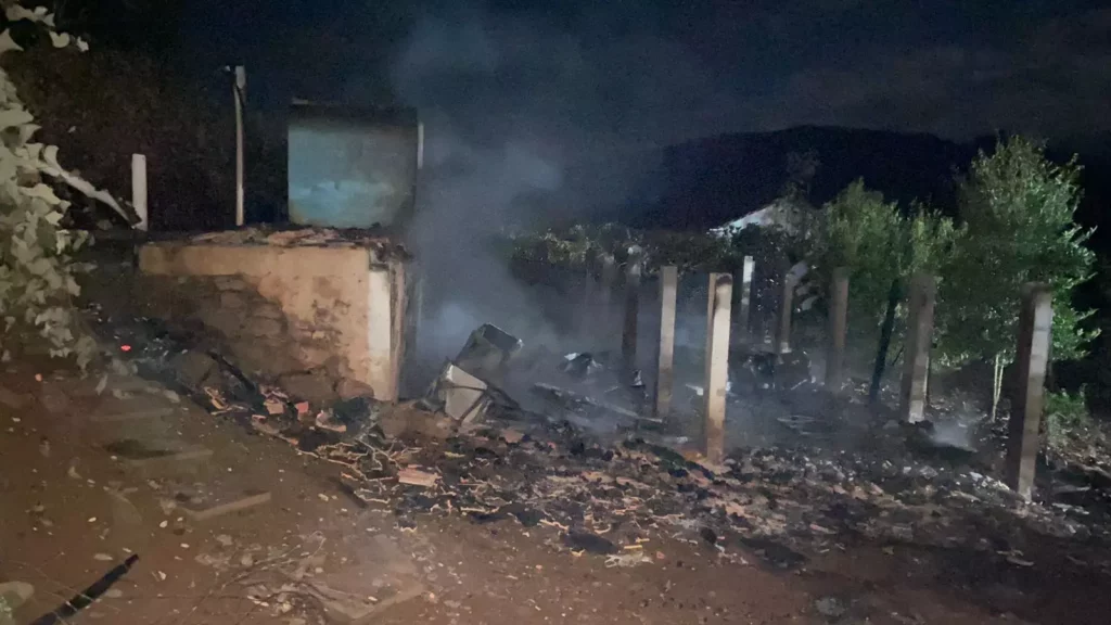 Casa é tomada pelo fogo durante incêndio no Oeste de SC Notícias