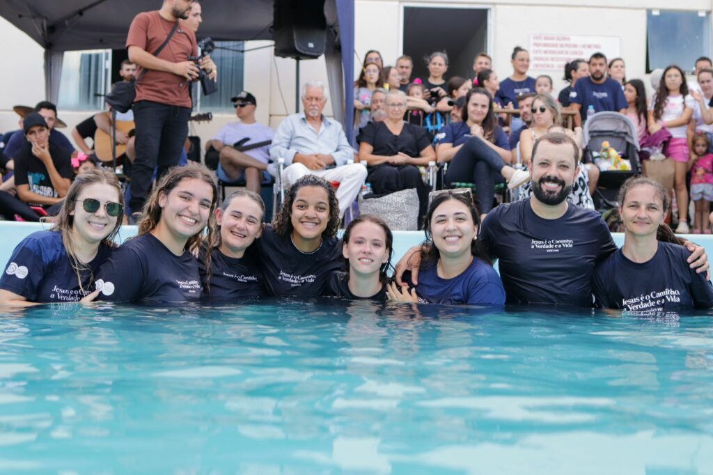 Três surdos são batizados em igreja em Chapecó Notícias Chapecó Org