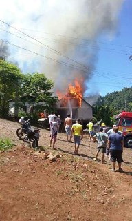 Socorristas sofrem queimaduras durante incêndio em Palmitos