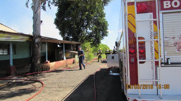 Bombeiros combatem incêndio em casa desabitada na Nereu Ramos