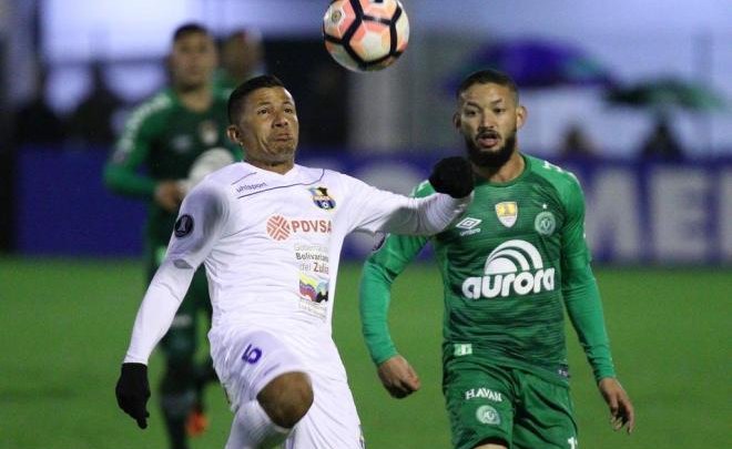 De virada e nos acréscimos, Chapecoense vence o Zulia e se garante na copa Sulamericana