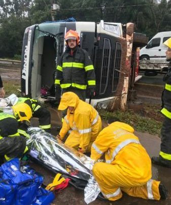 Motorista fica ferido após caminhão tombar na BR-480 em Chapecó