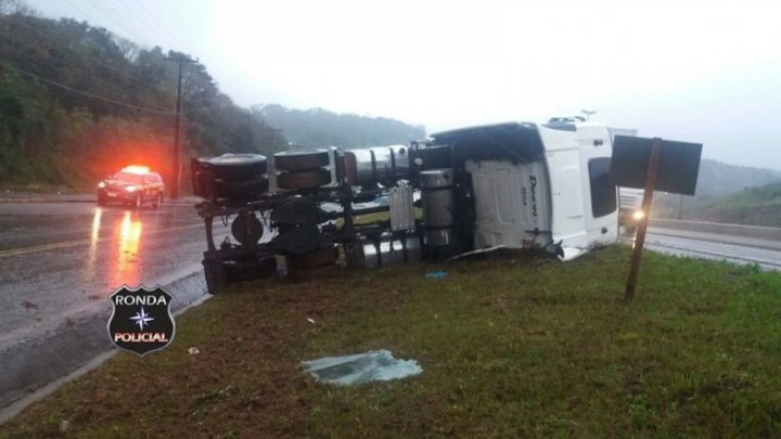 Caminhoneiro gaúcho fica ferido ao tombar veículo no acesso à Chapecó