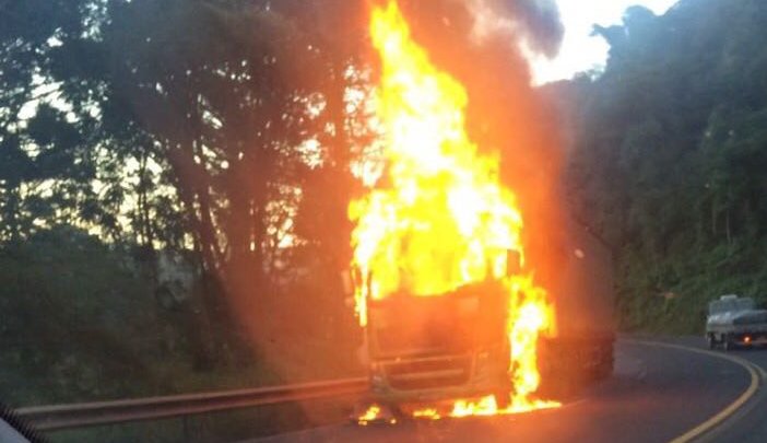 Cordilheira Alta – Carreta pega fogo na SC 157