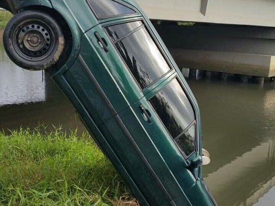 Itajaí – Carro cai em rio e deixa dois mortos