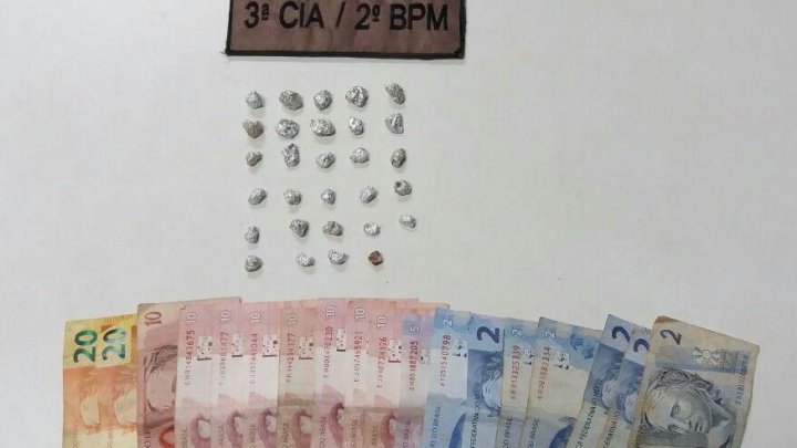 Suspeita de vender drogas atrás de creche é presa em Chapecó