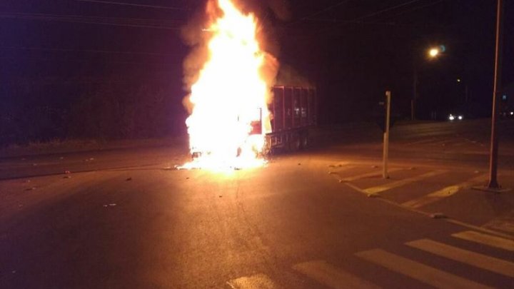 Motociclista em estado crítico após colisão em Concórdia; veículos incendiaram no acidente