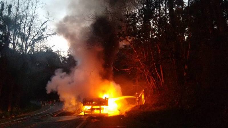 Após colisão violenta, motocicleta e caminhão explodem na BR-153 em Concórdia