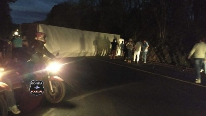 Carreta tomba e deixa trânsito interrompido por mais de cinco horas na 282