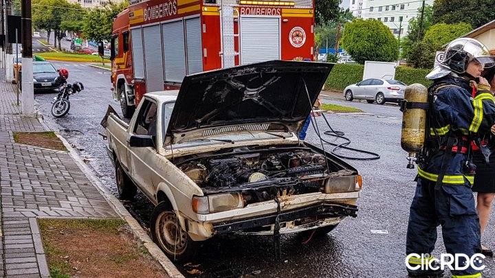 VEÍCULO COM TANQUE DE COMBUSTÍVEL IMPROVISADO INCENDEIA EM CHAPECÓ