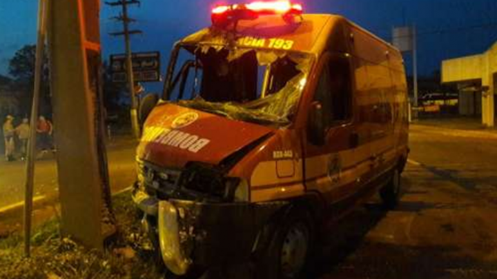 VIATURA DOS BOMBEIROS SE ENVOLVE EM ACIDENTE ENQUANTO DESLOCAVA PARA OCORRÊNCIA