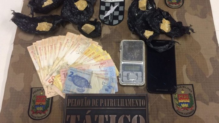 TÁTICO APREENDE DROGAS E DINHEIRO EM CHAPECÓ