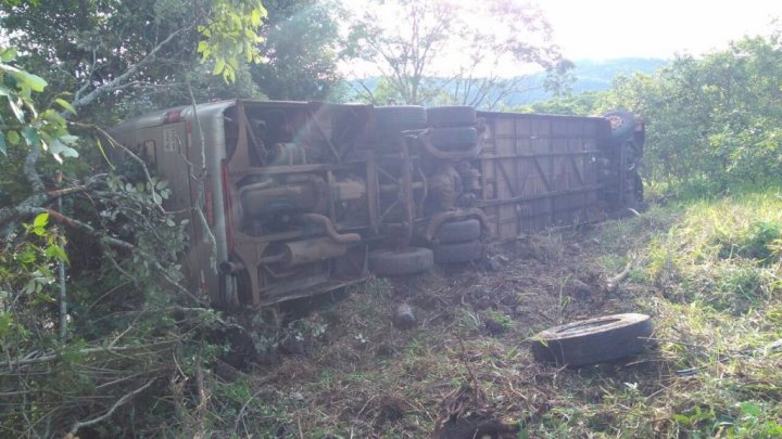 Ônibus com universitários sofre acidente na Serra do Goio-Ên