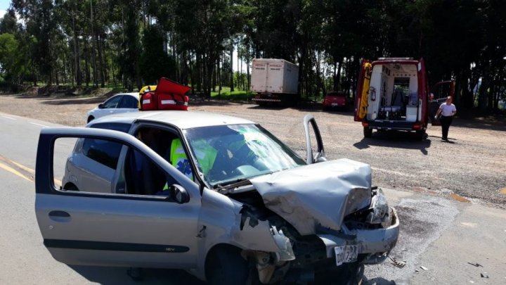 Colisão entre carro e caminhão deixa pessoa ferida em São Lourenço do Oeste