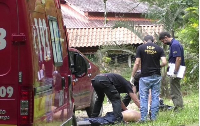 Após discussão, homem mata vizinho, atira em outro e se suicida