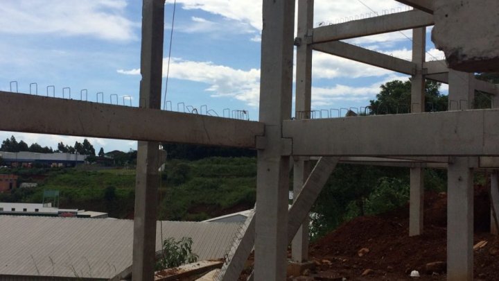 Homem morre após cair de construção em Chapecó