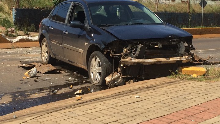 Carro desgovernado colide em veículo e residência em Chapecó