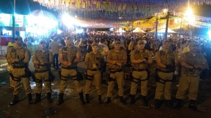 Policia militar da show em segurança no carnaval