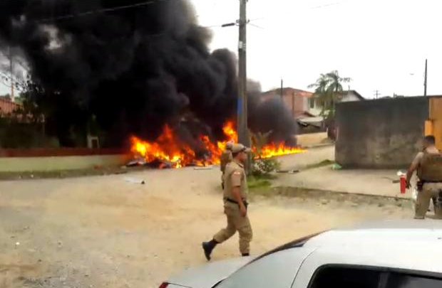 Três pessoas morrem após queda de helicóptero em Joinville