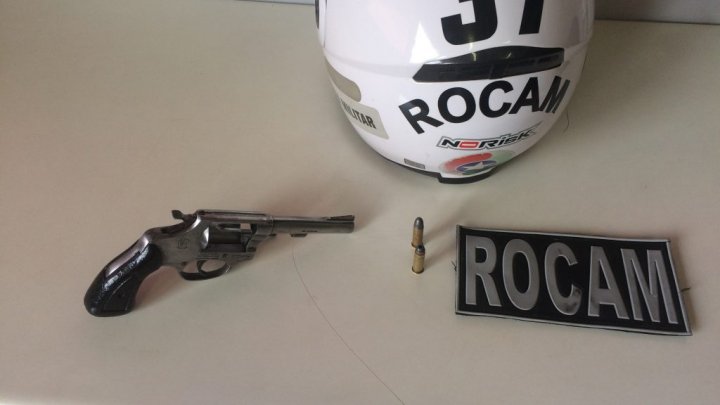 Rocam prende homem com arma de fogo