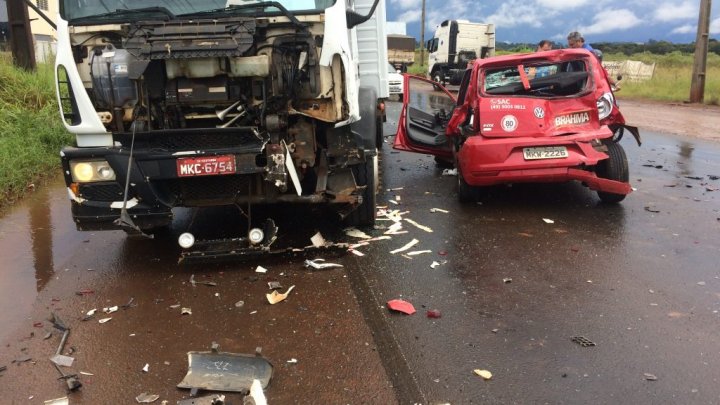 Acidente entre carro e caminhão deixa uma pessoa ferida em Chapecó