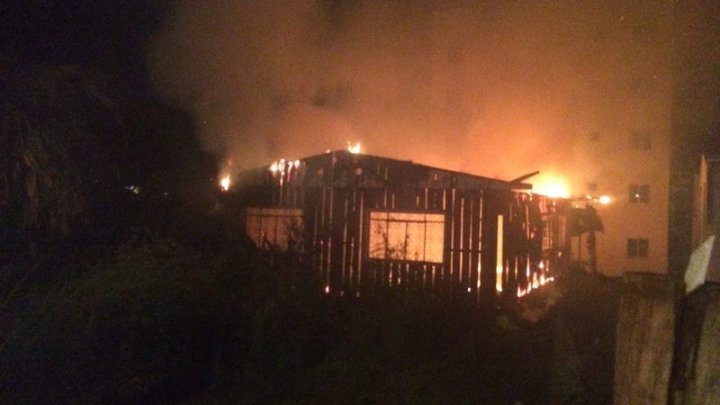 Incêndio destrói casa de madeira no bairro São Cristóvão em Chapecó
