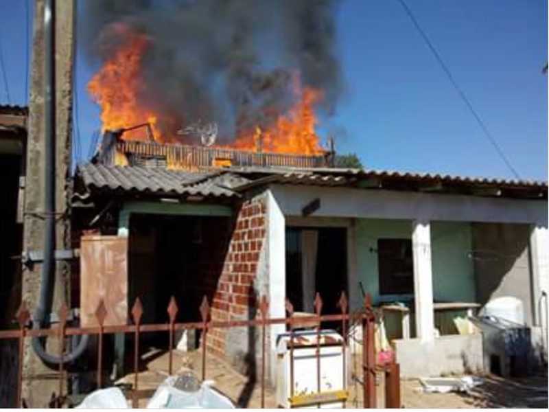 Incêndio destrói residência no bairro Efapi em Chapecó