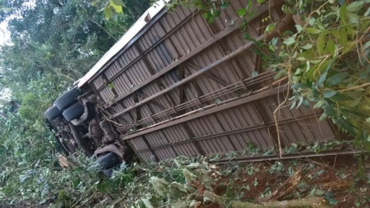 Acidente com ônibus deixa um morto e vários feridos