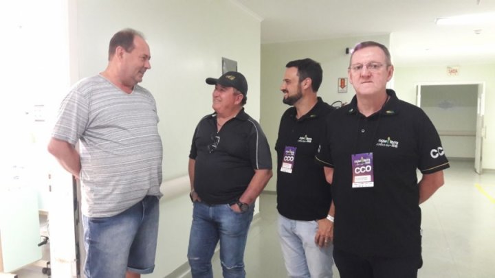 Amado Batista visita fã internado no Hospital em Xanxerê