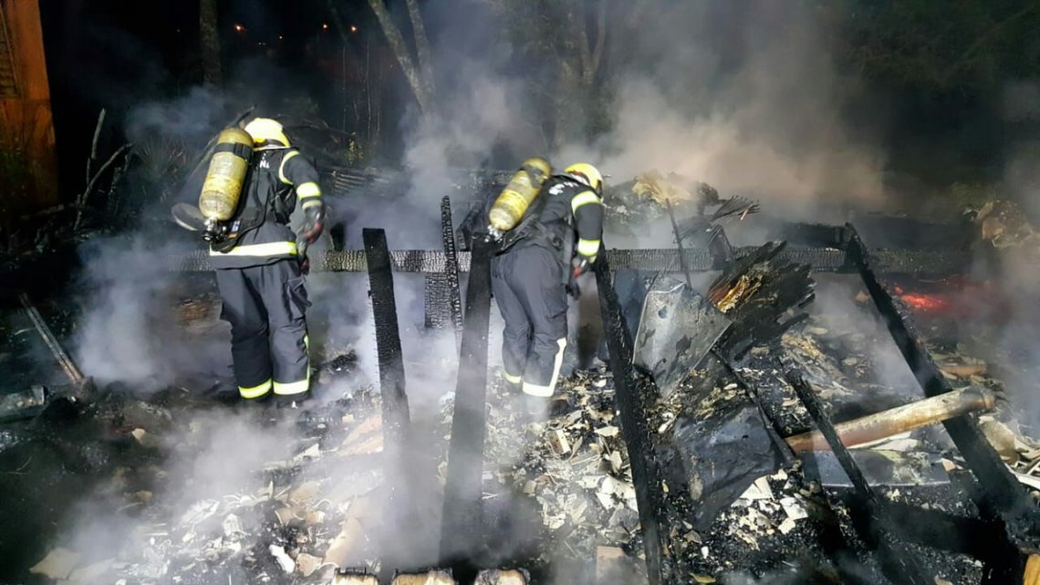 Casa fica totalmente destruída em incêndio no bairro Efapi