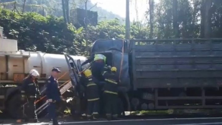 Motorista fica preso as ferragens em acidente entre dois caminhões em Joaçaba