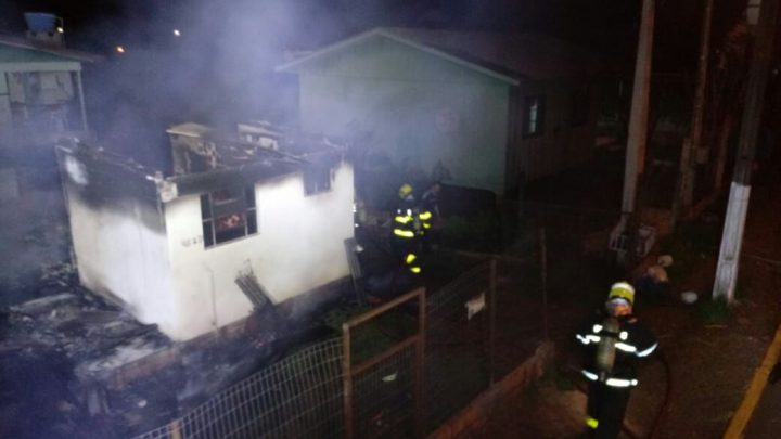 Casa é destruída pelo fogo no bairro Efapi