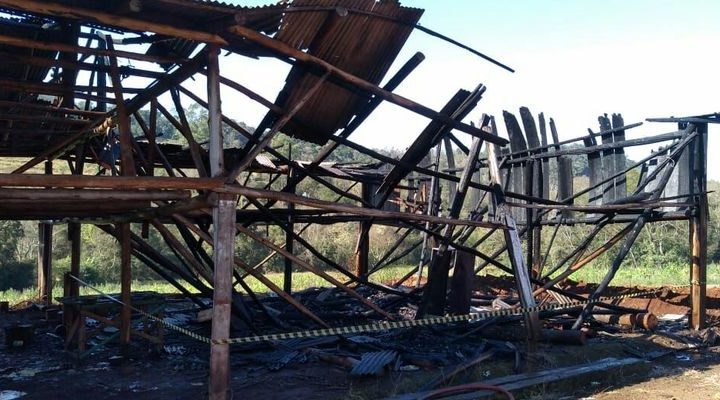 Bombeiros atendem incêndio em galpão no interior de Caibi