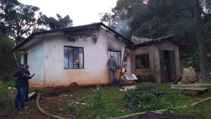 Idosa morre carbonizada em incêndio de residência em Xanxerê