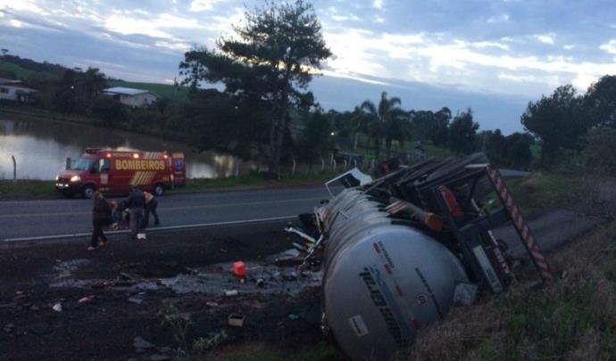 Carreta de Chapecó tomba no RS vazando 43 mil litros de etanol