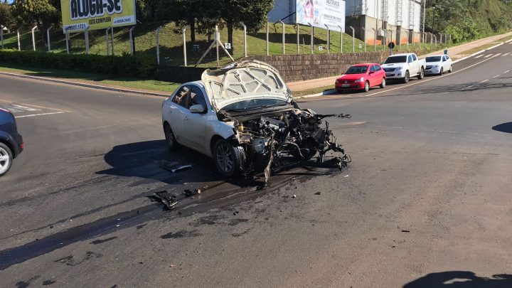 Grave acidente de trânsito é registrado próximo ao shopping em Chapecó