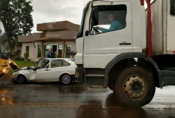 Colisão frontal entre Gol e ônibus escolar deixa 4 vítimas feridas em Palmitos