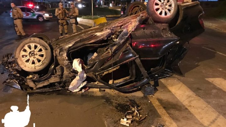 Veículo capota na avenida Atílio Fontana em Chapecó