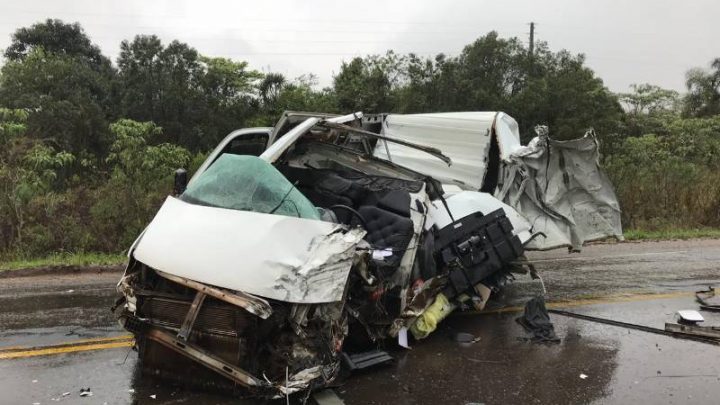 Motorista ferido em colisão entre van e carreta na BR-158