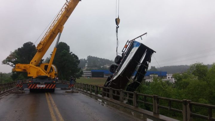 Caminhão de Chapecó cai em rio às margens da BR-470 e fica submerso