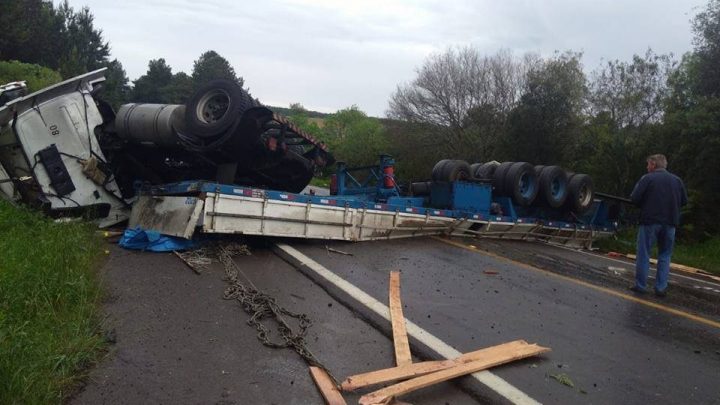 Carreta fica destruída em acidente na BR-153 no sentido Paraná