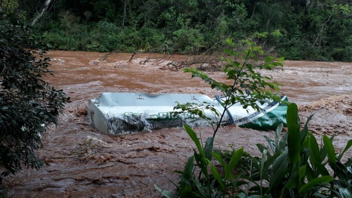 Caminhão de combustível de Chapecó cai na ponte do Rio Ariranha