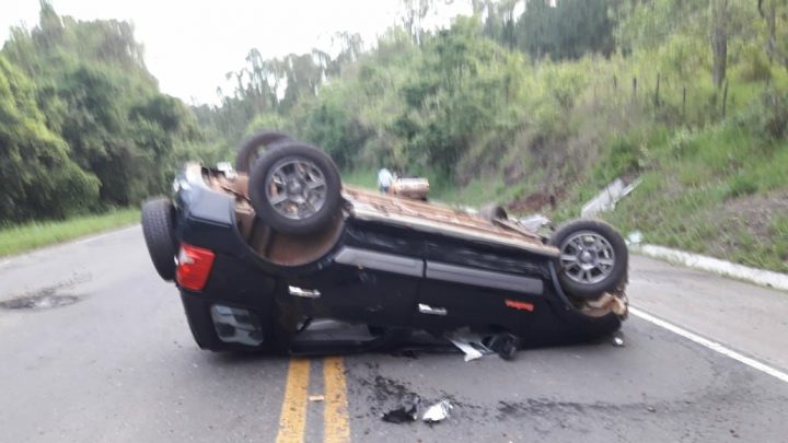 Veículo capota na BR-158 em Palmitos e deixa dois feridos