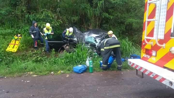 Três pessoas ficam feridas em saída de pista na SC 283