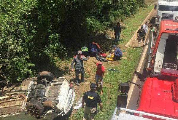 Saída de pista seguida de capotamento deixa motorista com ferimentos na BR-282