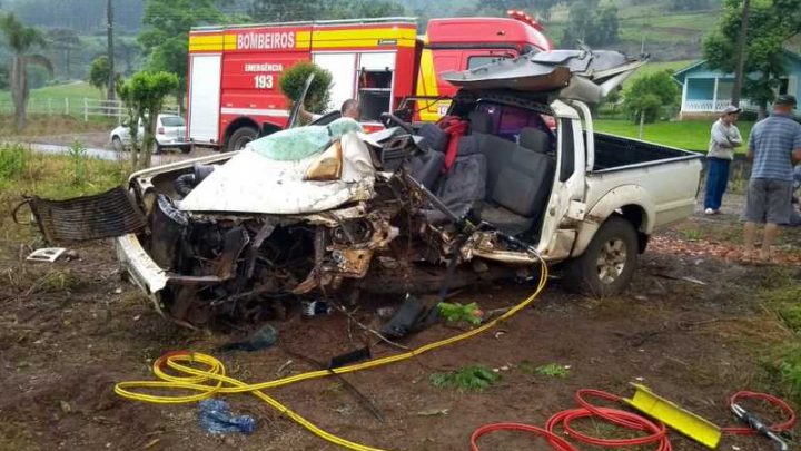 Grave acidente deixa duas pessoas presas as ferragens em Peritiba